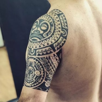  Tatouage maori, polynésien sur l'épaule et le haut du bras